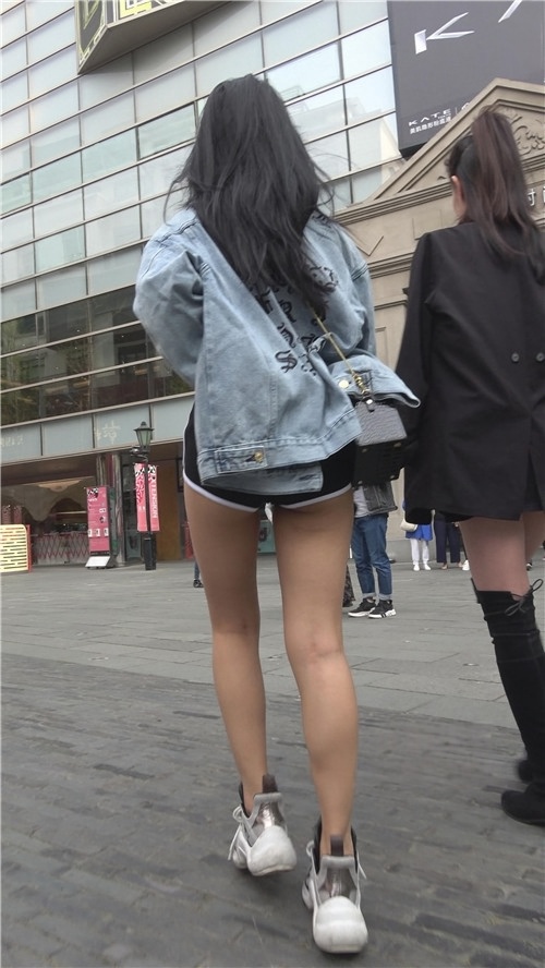 帅气的黑色短裤妹子[1.32G/MP4]