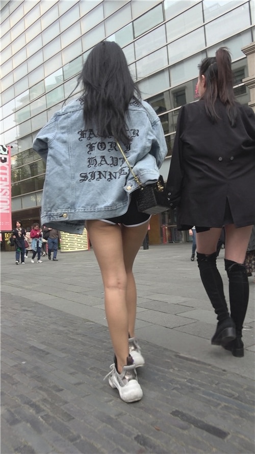 帅气的黑色短裤妹子[1.32G/MP4]