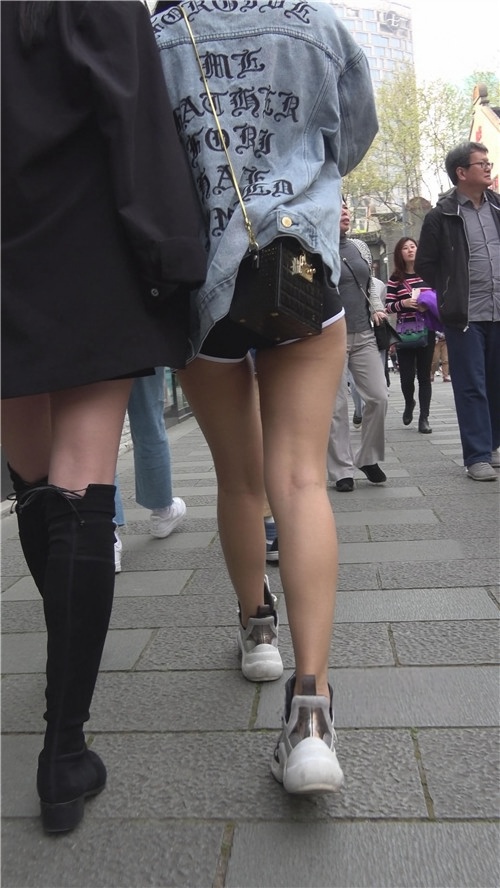 帅气的黑色短裤妹子[1.32G/MP4]