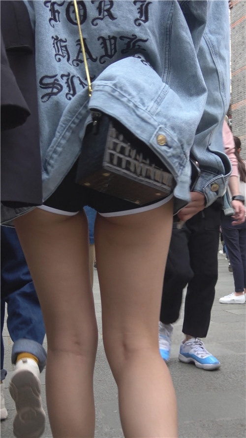 帅气的黑色短裤妹子[1.32G/MP4]