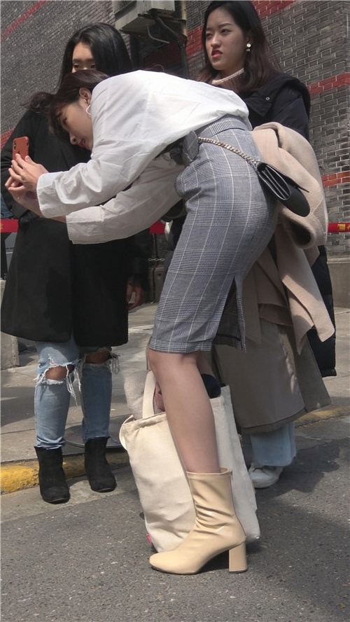 拍照的漂亮小姐姐[1.48G/MP4]