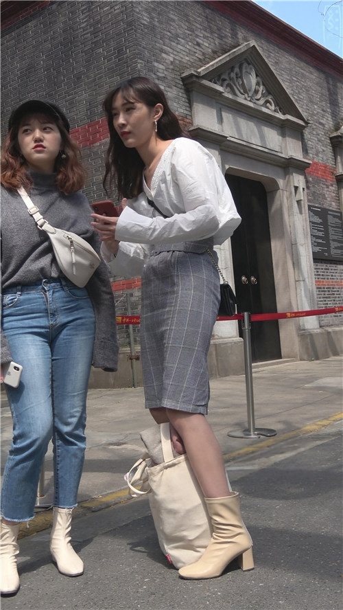 拍照的漂亮小姐姐[1.48G/MP4]