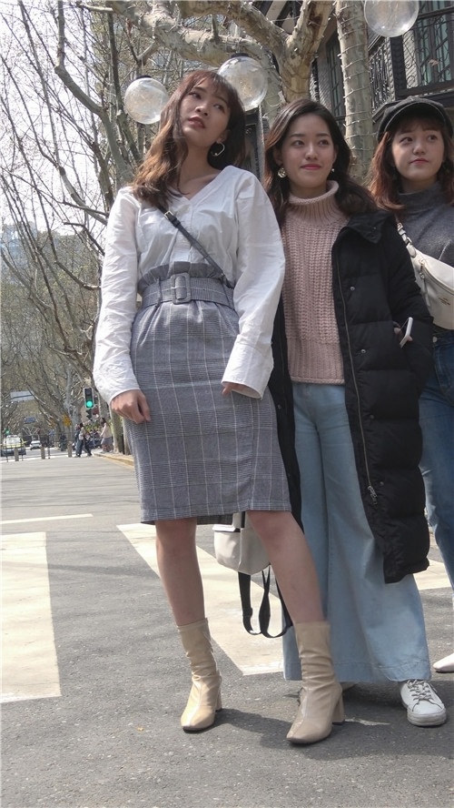 拍照的漂亮小姐姐[1.48G/MP4]