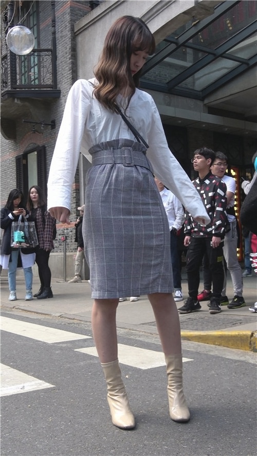 拍照的漂亮小姐姐[1.48G/MP4]