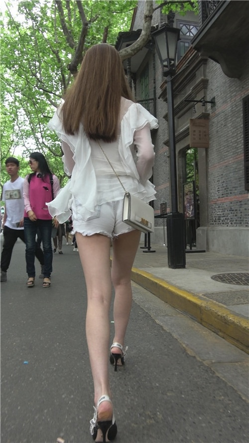 漂亮的白色热裤裸腿美女[975M/MP4]