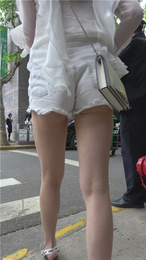 漂亮的白色热裤裸腿美女[975M/MP4]