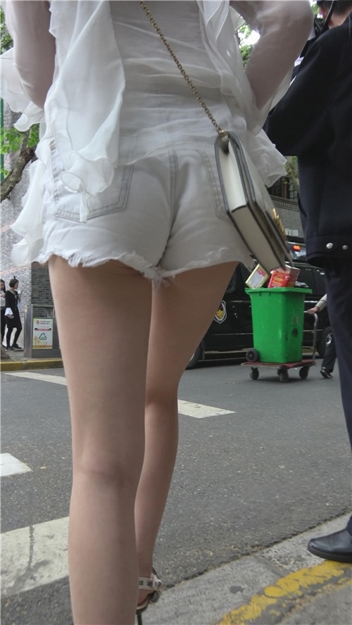 漂亮的白色热裤裸腿美女[975M/MP4]