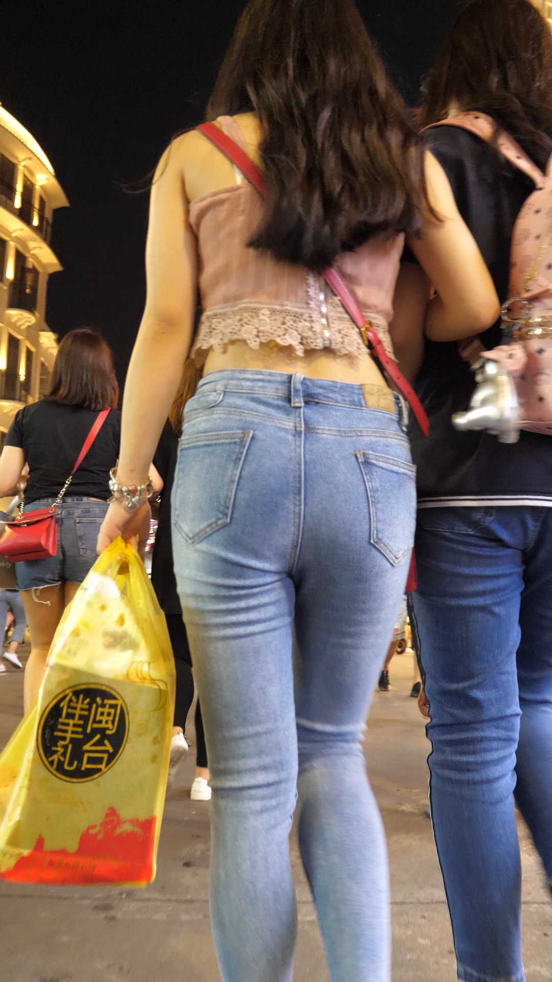 性感紧牛丰臀露小腰小姐姐（高清图片6P）