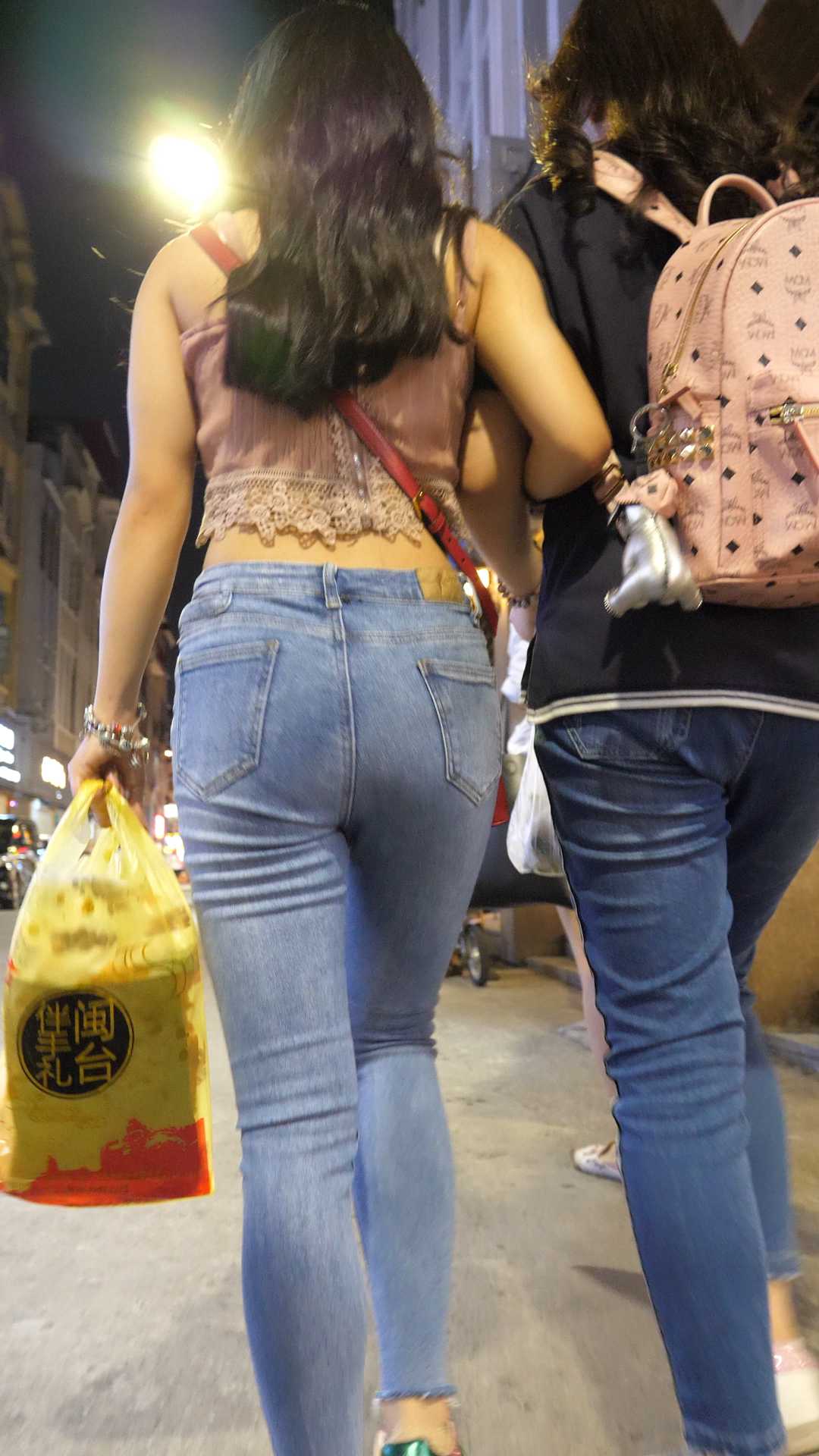 性感紧牛丰臀露小腰小姐姐（高清图片6P）