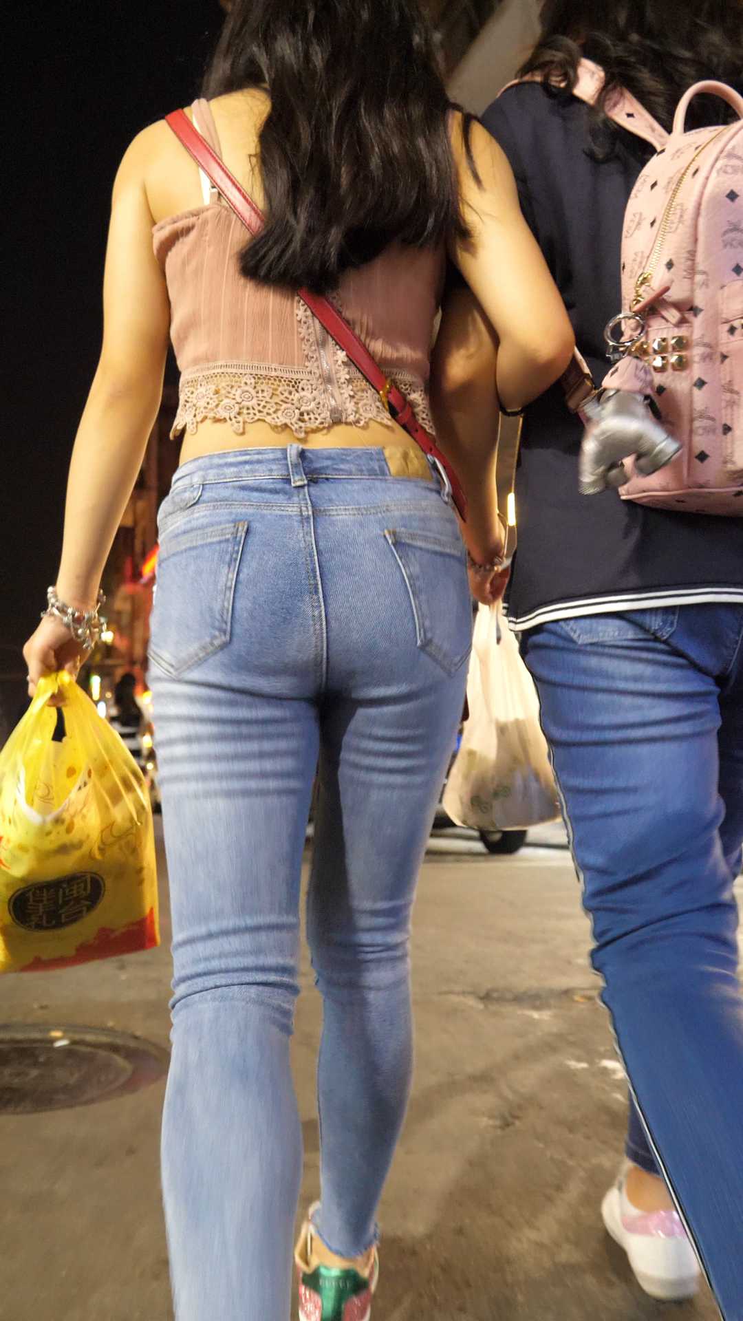 性感紧牛丰臀露小腰小姐姐（高清图片6P）