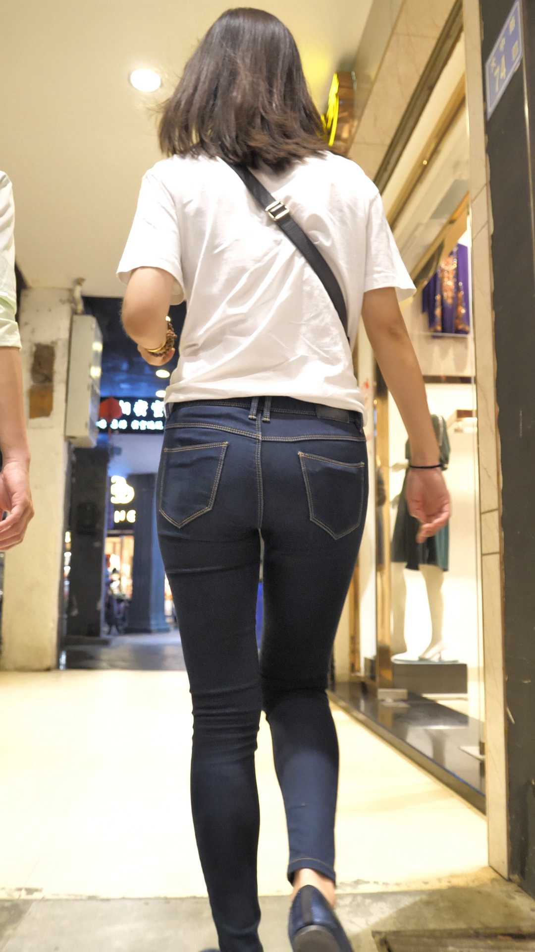 饱满紧身黑牛丰臀长发大美女(高清图片8P)