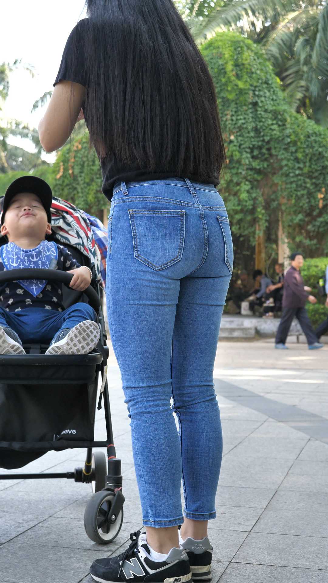 饱满圆润紧身翘臀18岁当妈(高清图片5P)