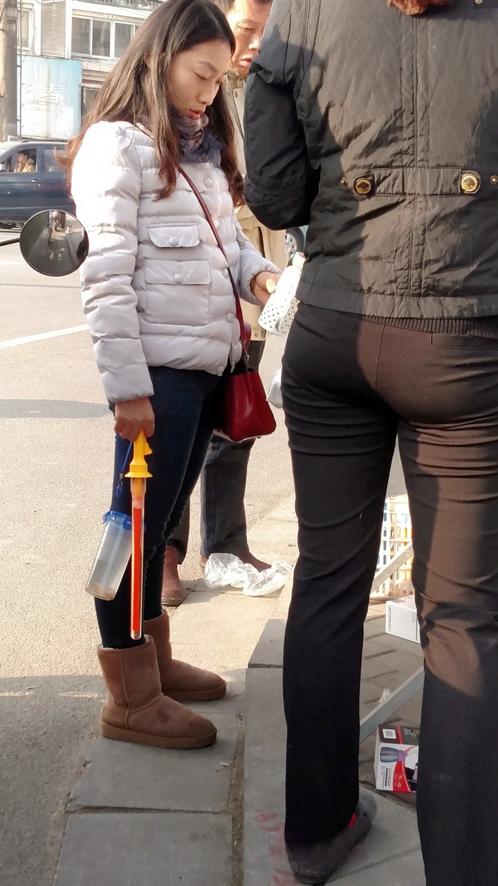 路上巧遇紧牛[2.26G/MP4]