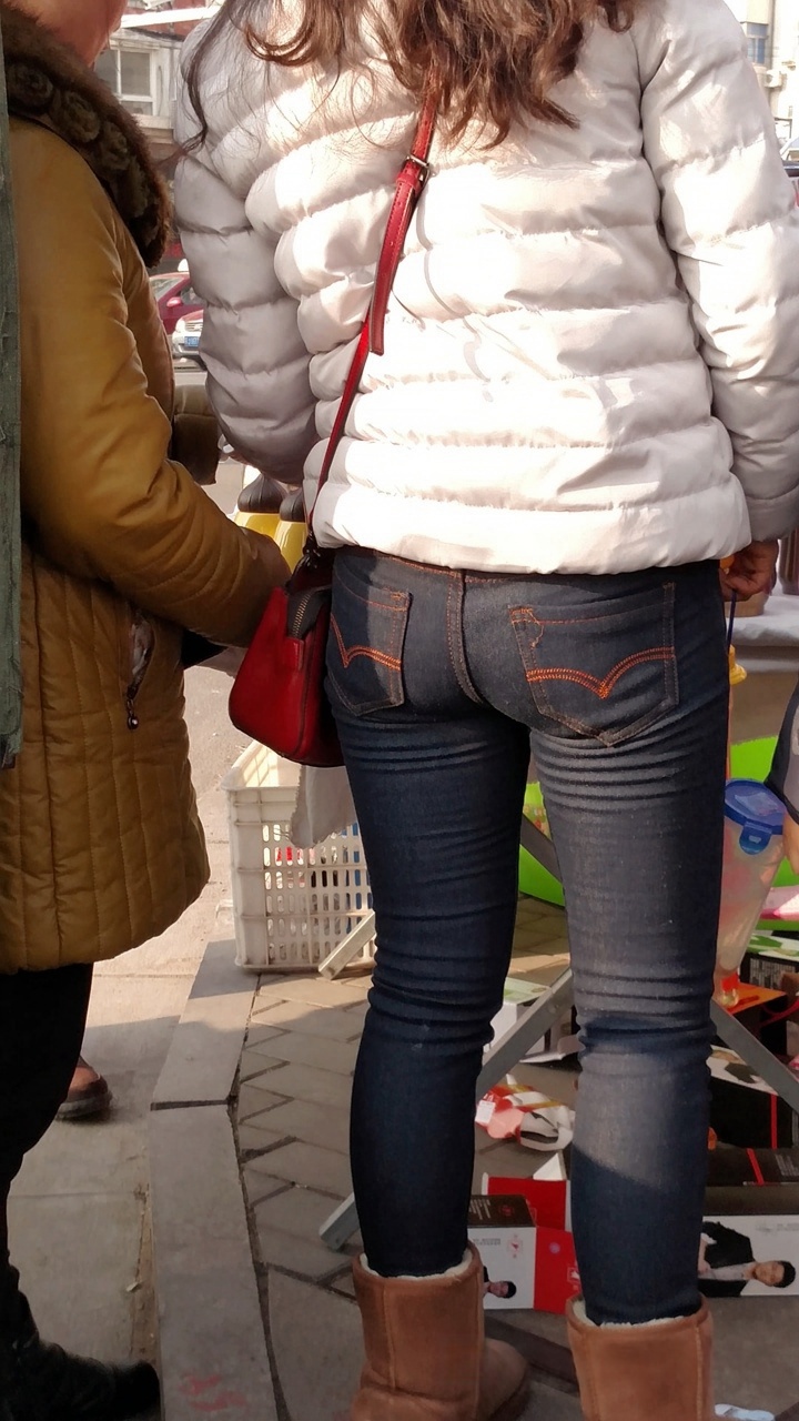 路上巧遇紧牛[2.26G/MP4]