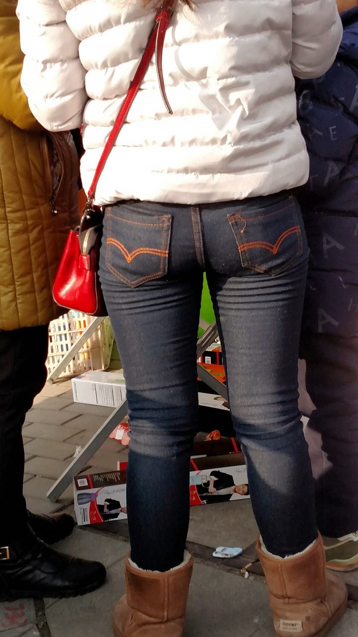 路上巧遇紧牛[2.26G/MP4]