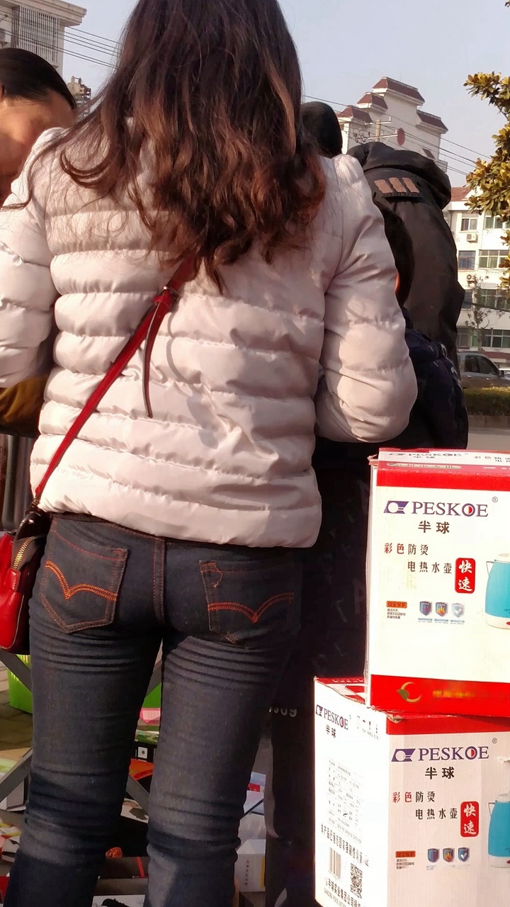 路上巧遇紧牛[2.26G/MP4]