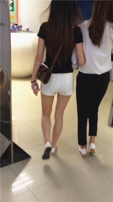 两个热裤美眉上扶梯[95M/MOV]