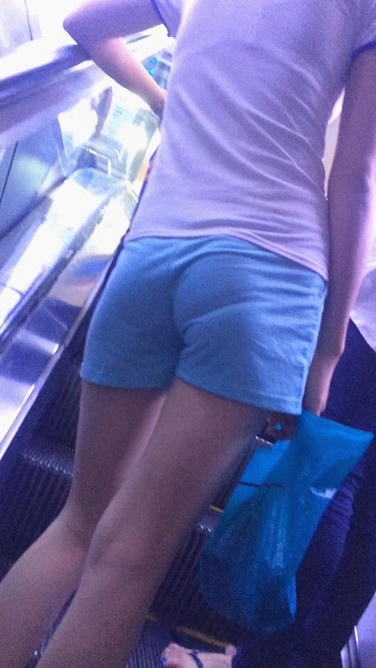 两个热裤美眉上扶梯[95M/MOV]