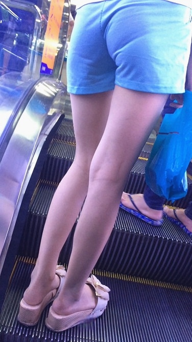 两个热裤美眉上扶梯[95M/MOV]