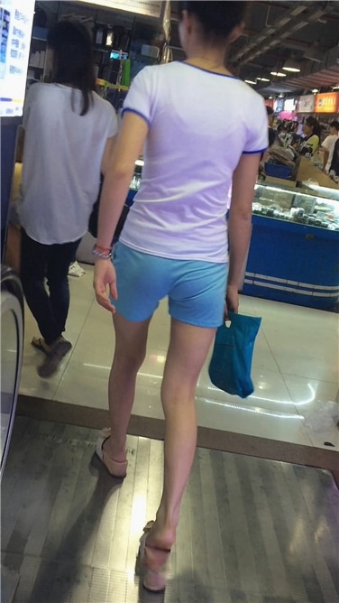 两个热裤美眉上扶梯[95M/MOV]