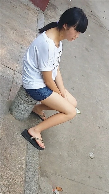 坐在路边休息的牛仔热裤美眉[347M/MP4]