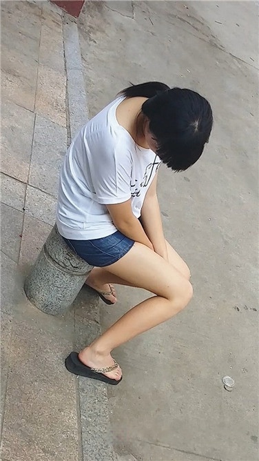 坐在路边休息的牛仔热裤美眉[347M/MP4]