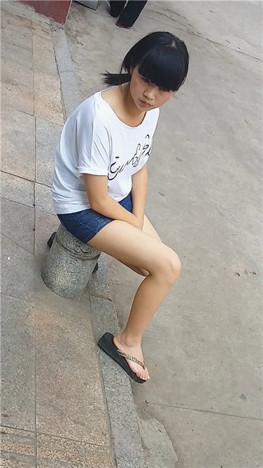 坐在路边休息的牛仔热裤美眉[347M/MP4]