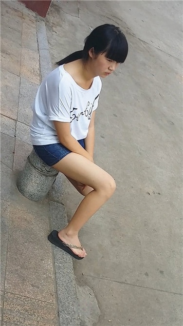 坐在路边休息的牛仔热裤美眉[347M/MP4]