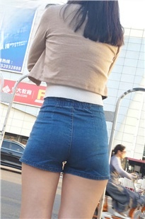 细腰美臀热裤MM在等人[255M/MP4]