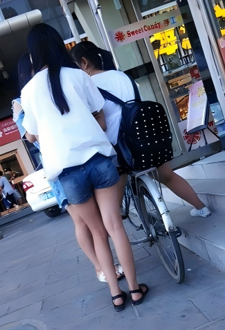 身材纤细的热裤小妹[35M/MP4]