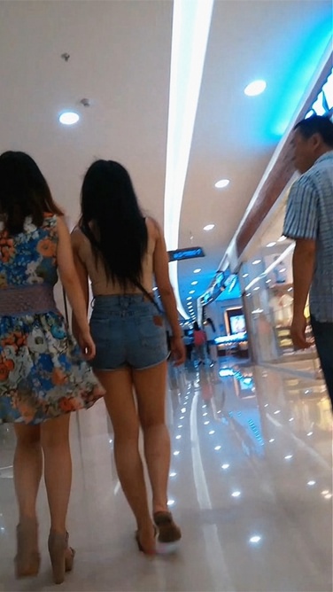 商场高腰紧牛美眉[62M/MP4]