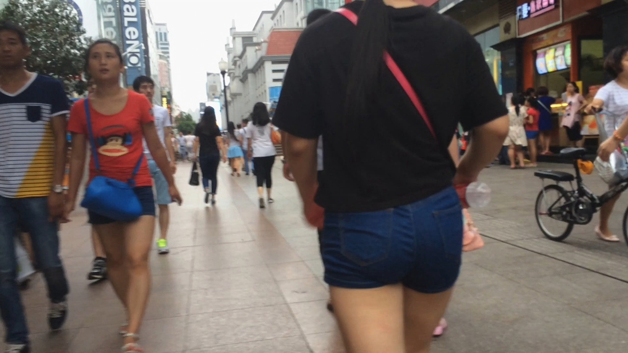 蓝色牛仔热裤圆臀美眉[359M/MOV]