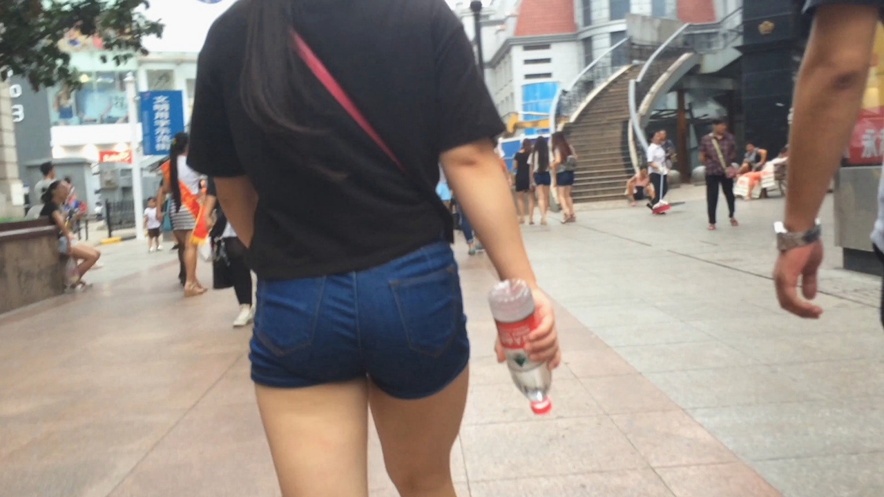 蓝色牛仔热裤圆臀美眉[359M/MOV]