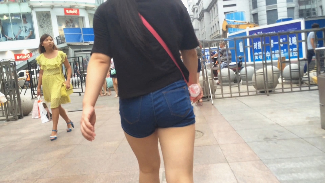 蓝色牛仔热裤圆臀美眉[359M/MOV]