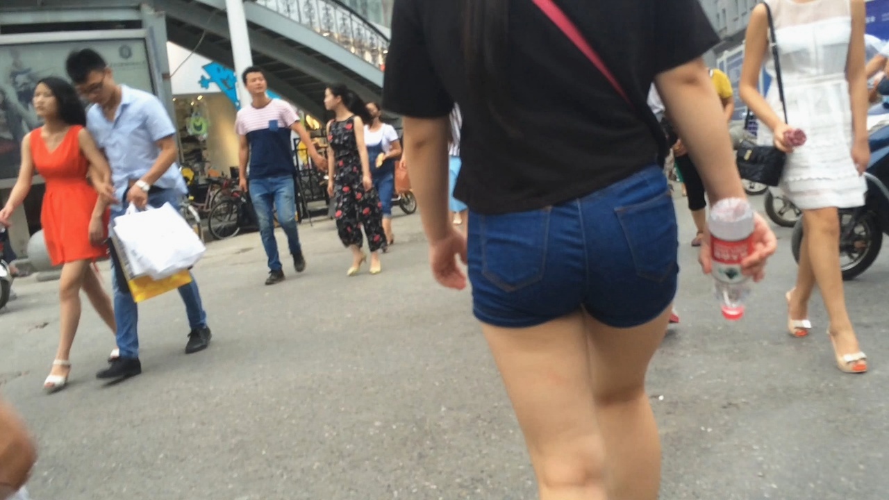 蓝色牛仔热裤圆臀美眉[359M/MOV]