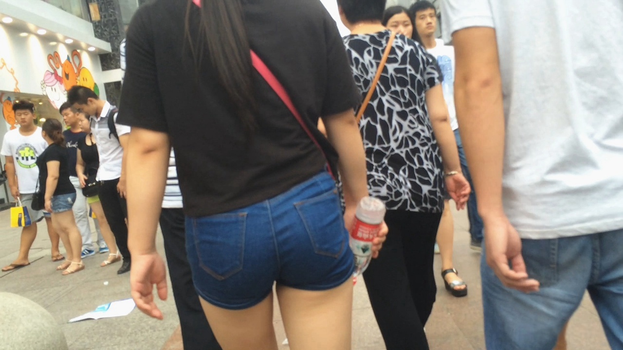 蓝色牛仔热裤圆臀美眉[359M/MOV]