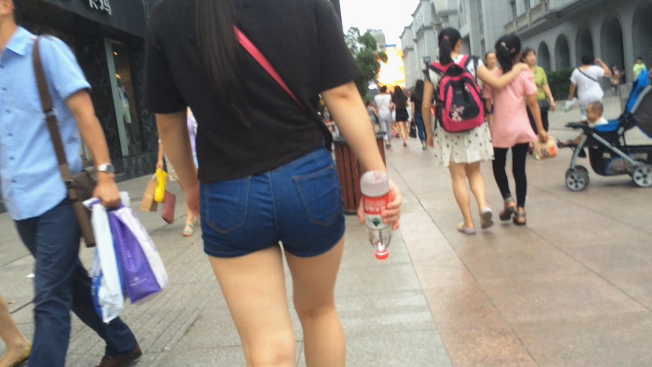 蓝色牛仔热裤圆臀美眉[359M/MOV]