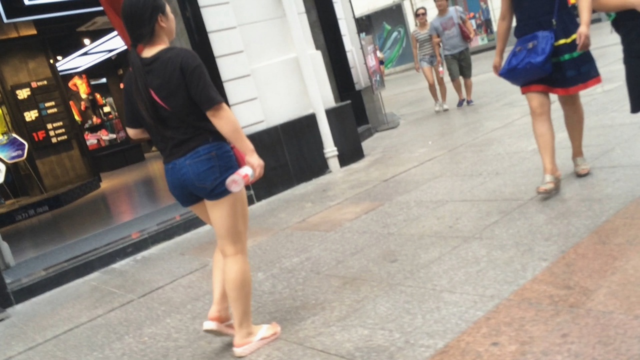 蓝色牛仔热裤圆臀美眉[359M/MOV]