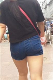 蓝色牛仔热裤圆臀美眉[359M/MOV]