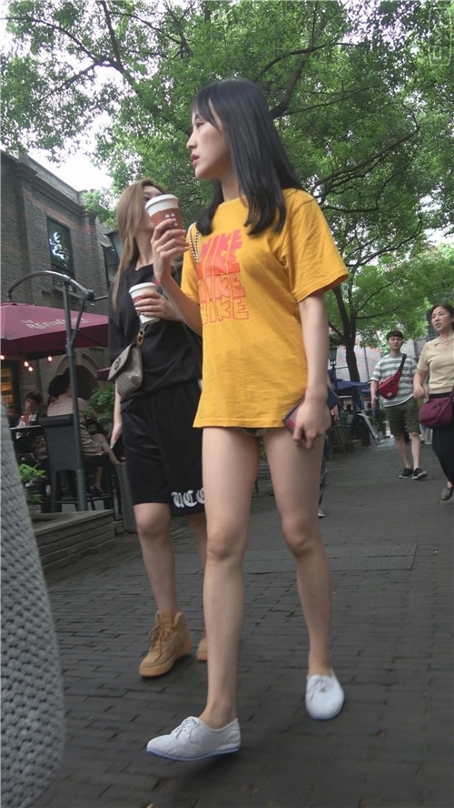 黄衣牛仔裤短裤月牙美女[1.15G/MP4]