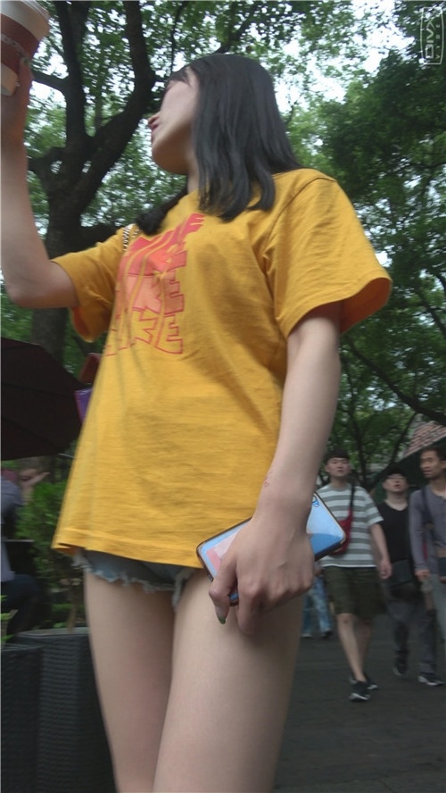 黄衣牛仔裤短裤月牙美女[1.15G/MP4]