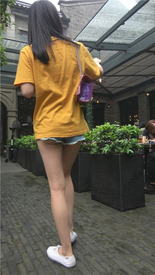 黄衣牛仔裤短裤月牙美女[1.15G/MP4]