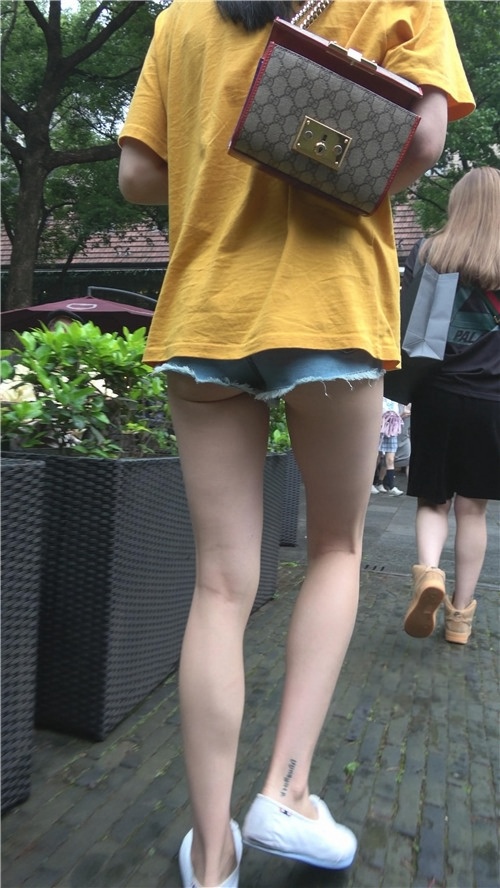 黄衣牛仔裤短裤月牙美女[1.15G/MP4]