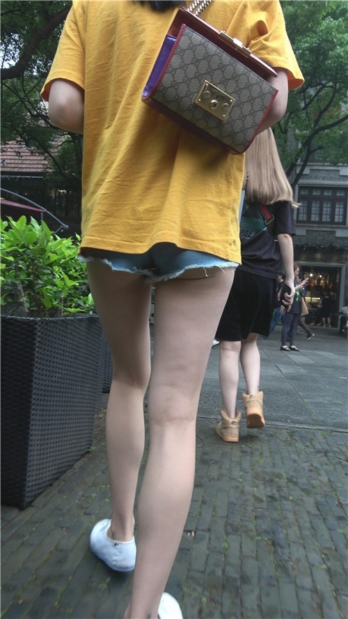 黄衣牛仔裤短裤月牙美女[1.15G/MP4]