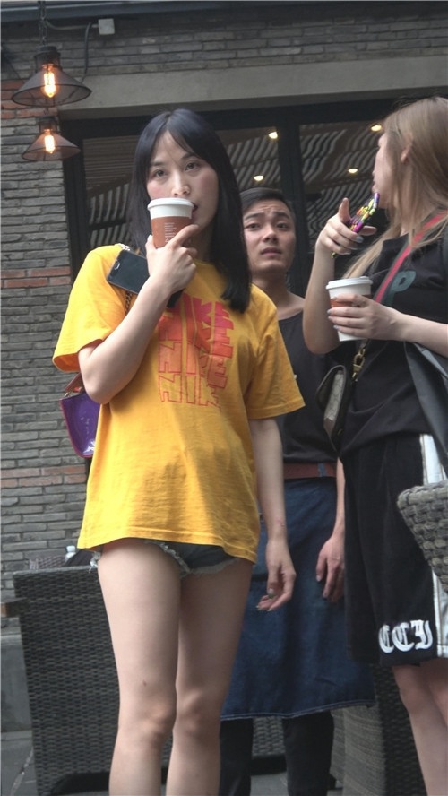 黄衣牛仔裤短裤月牙美女[1.15G/MP4]