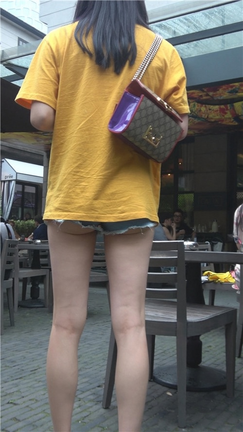 黄衣牛仔裤短裤月牙美女[1.15G/MP4]