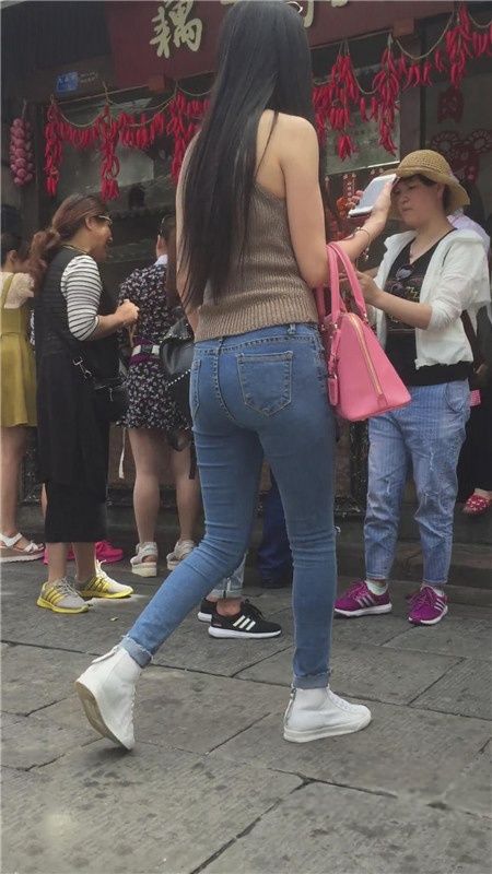 长发牛仔美女[325M/MP4]