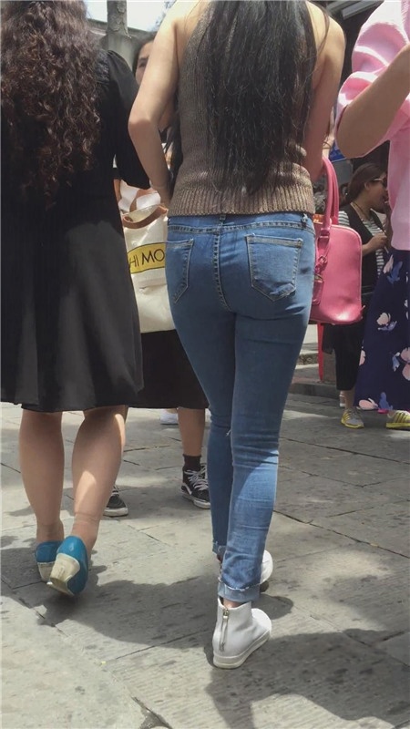 长发牛仔美女[325M/MP4]