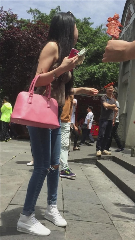 长发牛仔美女[325M/MP4]