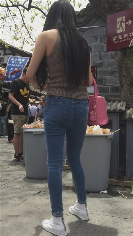 长发牛仔美女[325M/MP4]